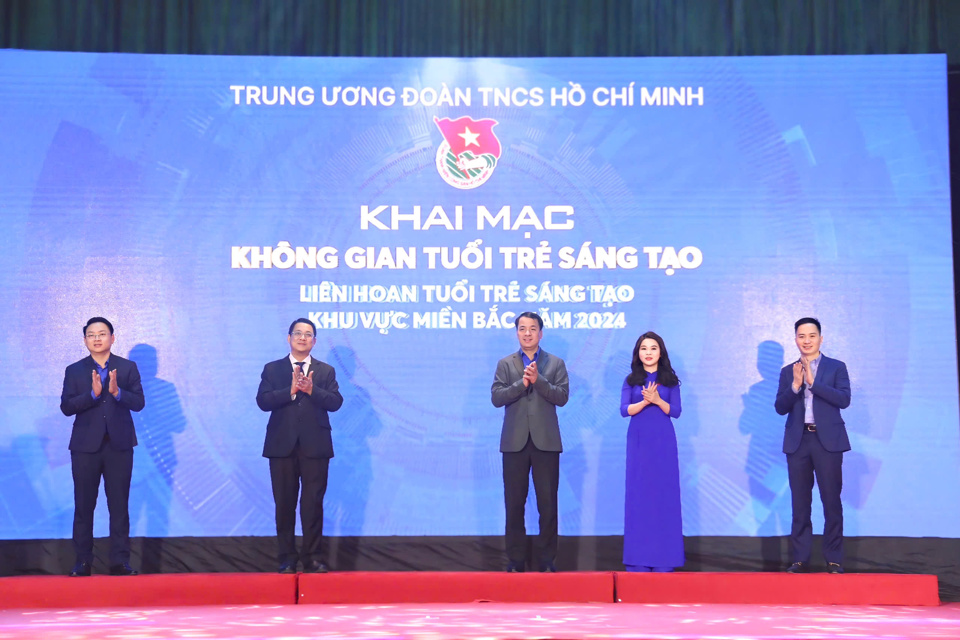 C&aacute;c đại biểu thực hiện nghi thức khai mạc li&ecirc;n hoan Tuổi trẻ s&aacute;ng tạo khu vực miền Bắc năm 2024