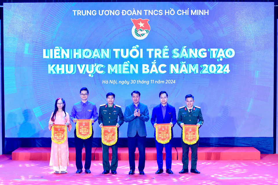 B&iacute; thư Trung ương Đo&agrave;n Ng&ocirc; Văn Cương trao cờ lưu niệm tặng c&aacute;c đơn vị tham gia li&ecirc;n hoan