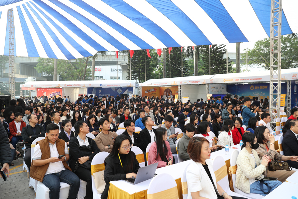 Ng&agrave;y hội H&agrave;nh tr&igrave;nh nghề nghiệp v&agrave; Kết nối việc l&agrave;m năm 2024 (VNU Job Fair 2024) thu h&uacute;t 8.000 sinh vi&ecirc;n tham gia.