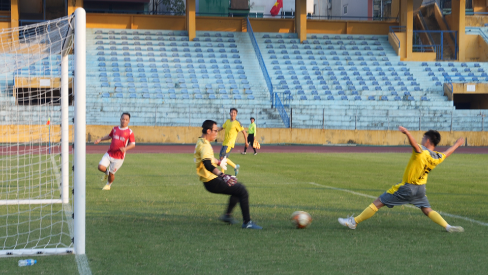 Giao lưu bóng đá giữa FC Liên cơ quan TP Hà Nội và FC Lửa Việt - Ảnh 2