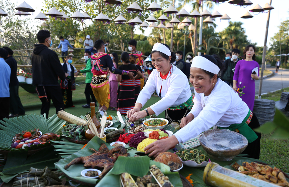 Du kh&aacute;ch c&oacute; thể trải nghiệm ẩm thực độc đ&aacute;o của đồng b&agrave;o d&acirc;n tộc tại chợ phi&ecirc;n v&ugrave;ng cao. Ảnh: Hải Yến