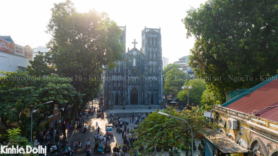 &nbsp;Nh&agrave; thờ Lớn H&agrave; Nội c&oacute; t&ecirc;n ch&iacute;nh thức l&agrave; Nh&agrave; thờ ch&iacute;nh t&ograve;a Th&aacute;nh Giuse, l&agrave; nh&agrave; thờ Thi&ecirc;n Ch&uacute;a gi&aacute;o c&oacute; lịch sử l&acirc;u đời nhất ở H&agrave; Nội.