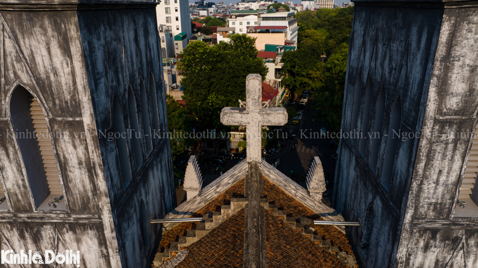 Ở giữa hai th&aacute;p chu&ocirc;ng l&agrave; c&acirc;y&nbsp;th&aacute;nh gi&aacute;&nbsp;bằng đ&aacute;.