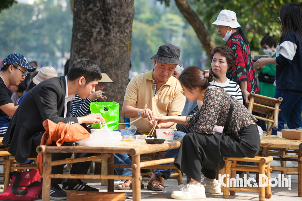 Đ&ocirc;ng đảo người d&acirc;n v&agrave; thực kh&aacute;ch tới thưởng thức phở H&agrave; Nội tại kh&ocirc;ng gian&nbsp;Lễ hội văn ho&aacute; ẩm thực H&agrave; Nội năm 2024.