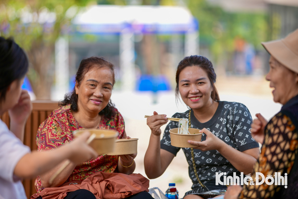 Đưa gia đ&igrave;nh tới tham quan v&agrave; trải nghiệm tại Lễ hội văn ho&aacute; ẩm thực H&agrave; Nội, chị Ho&agrave;ng Thu&yacute; Quỳnh cho biết: " Được biết đến Lễ hội văn ho&aacute; ẩm thực qua c&aacute;c th&ocirc;ng tin truyền th&ocirc;ng b&aacute;o đ&agrave;i, h&ocirc;m nay t&ocirc;i đưa gia đ&igrave;nh l&ecirc;n đ&acirc;y chơi v&agrave; trải nghiệm ẩm thực của H&agrave; Nội v&agrave; c&aacute;c tỉnh th&agrave;nh. Tới đ&acirc;y gia đ&igrave;nh t&ocirc;i kh&ocirc;ng thể kh&ocirc;ng ăn phở H&agrave; Nội v&igrave; đ&acirc;y l&agrave; m&oacute;n ăn&nbsp;y&ecirc;u th&iacute;ch v&agrave;o những bữa s&aacute;ng trong tuần".