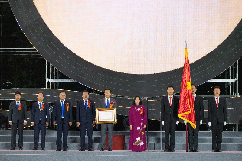 Thay mặt Đảng, Nh&agrave; nước, B&iacute; thư Th&agrave;nh ủy H&agrave; Nội B&ugrave;i Thị Minh Ho&agrave;i đ&atilde; trao tặng Hu&acirc;n chương Lao động hạng Nhất của Chủ tịch nước cho Sở NN&amp;PTNT H&agrave; Nội. &nbsp;