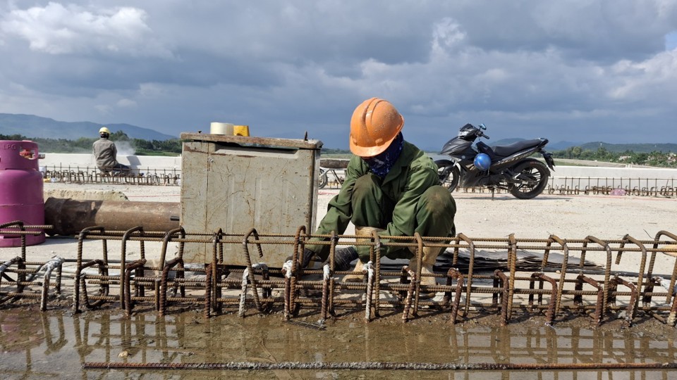 C&aacute;c nh&agrave; thầu huy động nh&acirc;n, vật lực khẩn trương thi c&ocirc;ng.