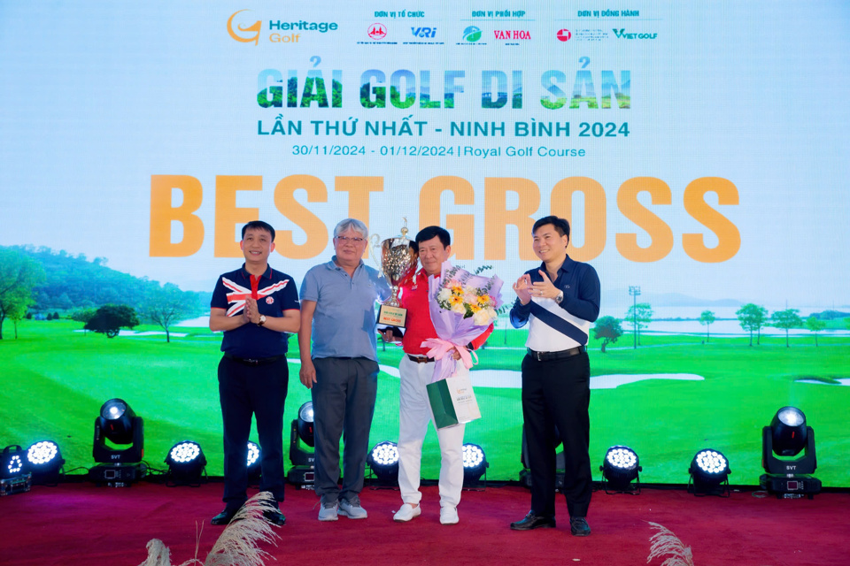 Đại diện BTC trao giải cho Golfer Ng&ocirc; Tiến H&ugrave;ng đ&atilde; d&agrave;nh được Cup Best Gross của giải.