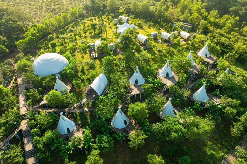 Khung cảnh điểm đến du lịch sinh th&aacute;i Panorama Glamping tại huyện Định Qu&aacute;n, tỉnh Đồng Nai.