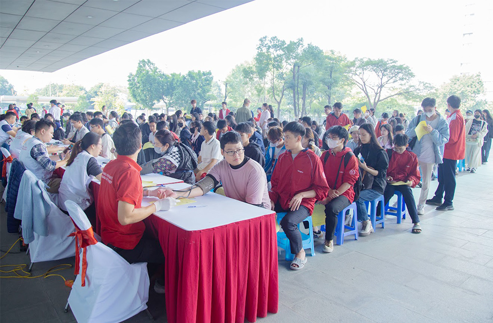 Đ&ocirc;ng đảo người d&acirc;n, đặc biệt c&oacute; nhiều bạn trẻ tham gia hiến m&aacute;u tại Ng&agrave;y hội &ldquo;Tr&aacute;i tim t&igrave;nh nguyện&rdquo; 2024.