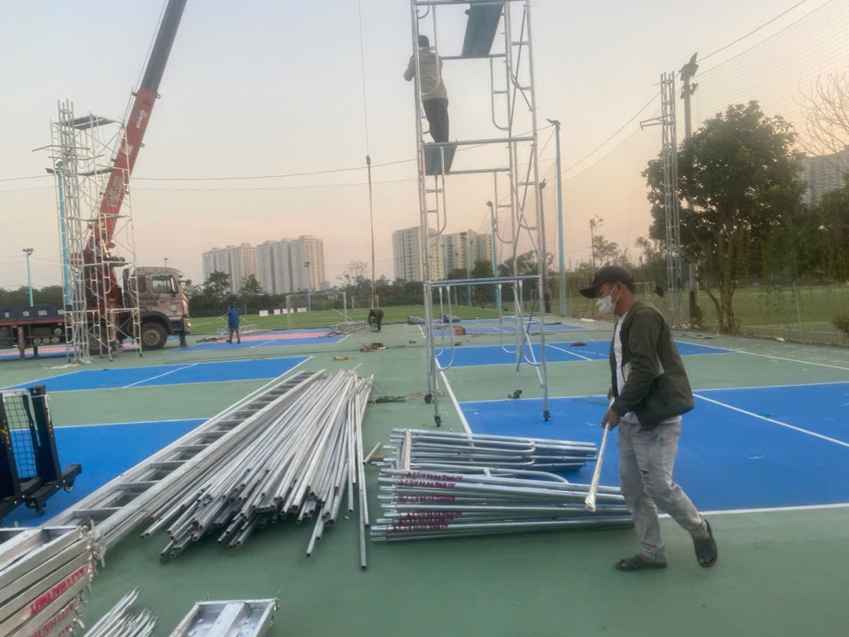 Lực lượng chức năng x&atilde; Thanh Liệt, huyện Thanh Tr&igrave; tổ chức cưỡng chế s&acirc;n pickleball x&acirc;y dựng tr&aacute;i ph&eacute;p tr&ecirc;n đất n&ocirc;ng nghiệp tại xứ Đồng Thuyền, x&atilde; Thanh Liệt.