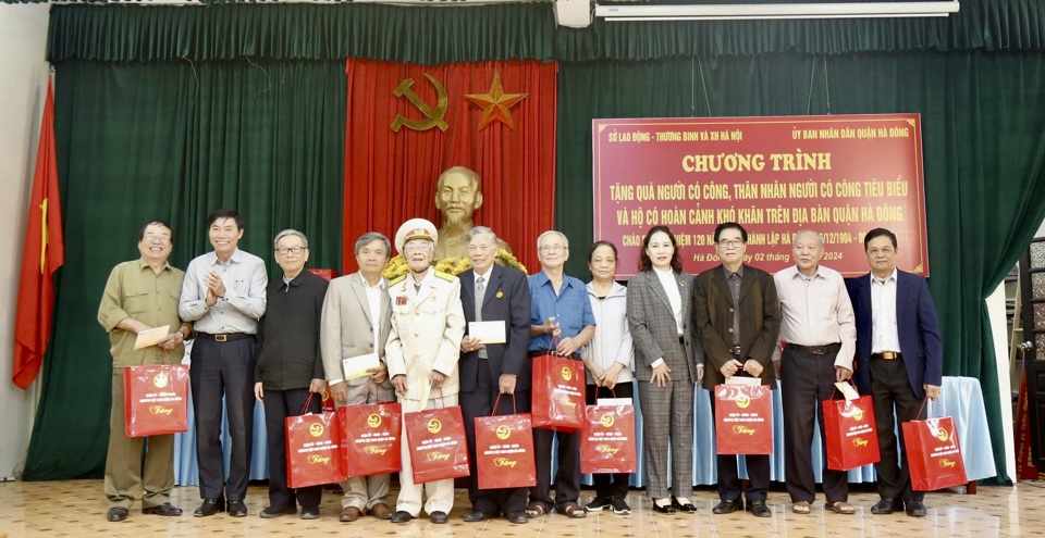 Ph&oacute; B&iacute; thư Thường trực quận ủy, Chủ tịch HĐND quận H&agrave; Đ&ocirc;ng Nguyễn Văn Trường v&agrave; Ph&oacute; B&iacute; thư quận ủy, Chủ tịch UBND quận H&agrave; Đ&ocirc;ng Cấn Thị Việt H&agrave; trao qu&agrave; cho người c&oacute; c&ocirc;ng.