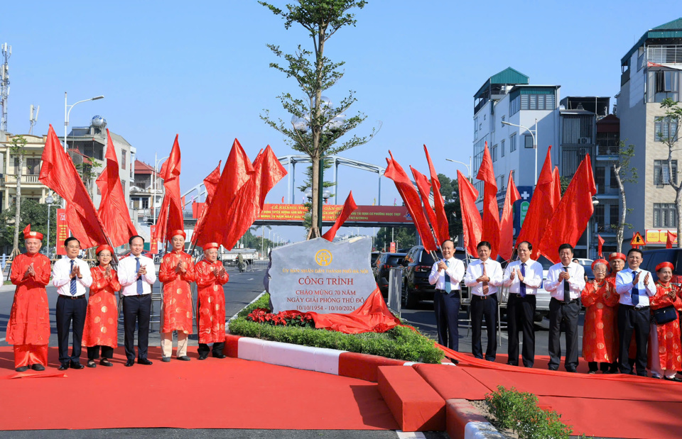 L&atilde;nh đạo TP H&agrave; Nội, quận Long Bi&ecirc;n v&agrave; đ&ocirc;ng đảo người d&acirc;n thực hiện nghi thức gắn biển C&ocirc;ng tr&igrave;nh kỷ niệm 70 năm Ng&agrave;y Giải ph&oacute;ng Thủ đ&ocirc; (10/10/1954 &ndash; 10/10/2024) tuyến đường 40m nối từ đường Nguyễn Văn Cừ đến hết khu t&aacute;i định cư Ngọc Thụy. Ảnh: Thế Dương