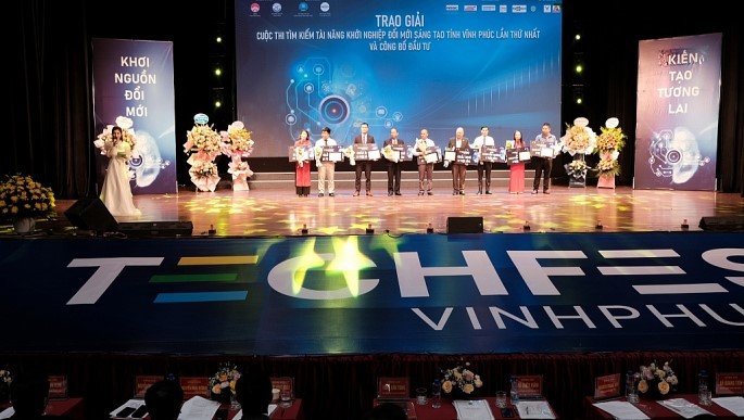 C&aacute;c doanh nghiệp ti&ecirc;u biểu của Vĩnh Ph&uacute;c được vinh danh, khen thưởng tại&nbsp;Techfest Vĩnh Ph&uacute;c lần thứ I, năm 2022. Ảnh tư liệu: Sỹ H&agrave;o.&nbsp;