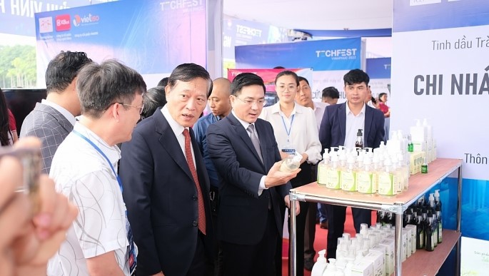 L&atilde;nh đạo UBND tỉnh Vĩnh Ph&uacute;c tham quan gian h&agrave;ng tại sự kiện&nbsp;Techfest Vĩnh Ph&uacute;c năm 2022. Ảnh: Sỹ H&agrave;o.&nbsp;&nbsp;