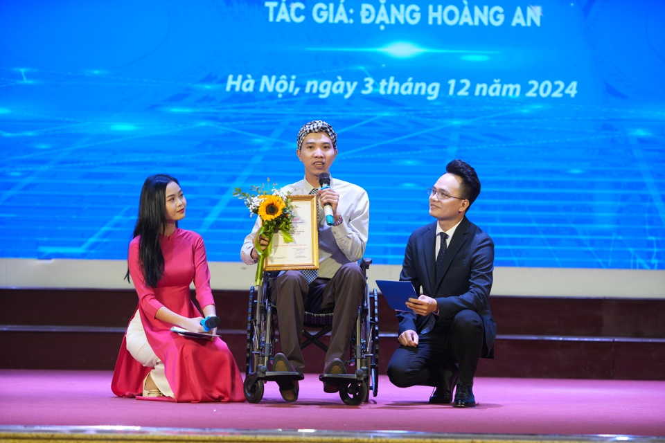 T&aacute;c giả Đặng Ho&agrave;ng An chia sẻ tại buổi lễ.&nbsp;