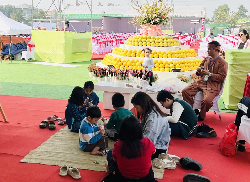 Kh&aacute;ch tham quan trải nghiệm l&agrave;m t&ograve; he tại Festival. Ảnh: &Aacute;nh Ngọc&nbsp;