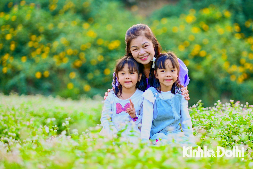 Nhiều em nhỏ được gia đ&igrave;nh đưa tới đ&acirc;y để chi&ecirc;m ngưỡng v&agrave; chụp ảnh c&ugrave;ng lo&agrave;i hoa biểu tượng du lịch của H&agrave; Giang.