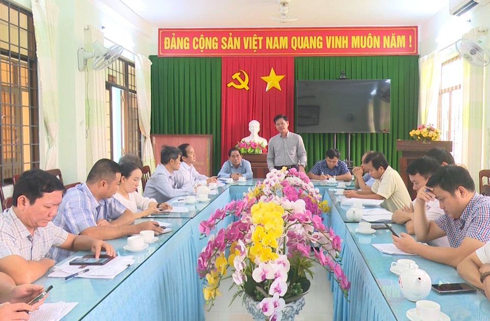 Quang cảnh buổi l&agrave;m việc giữa c&aacute;c cơ quan, đơn vị li&ecirc;n quan để t&igrave;m c&aacute;ch th&aacute;o gỡ kh&oacute; khăn cho Dự &aacute;n n&acirc;ng cấp, mở rộng khu neo đậu tr&aacute;nh tr&uacute; b&atilde;o kết hợp cảng c&aacute; Tịnh H&ograve;a.