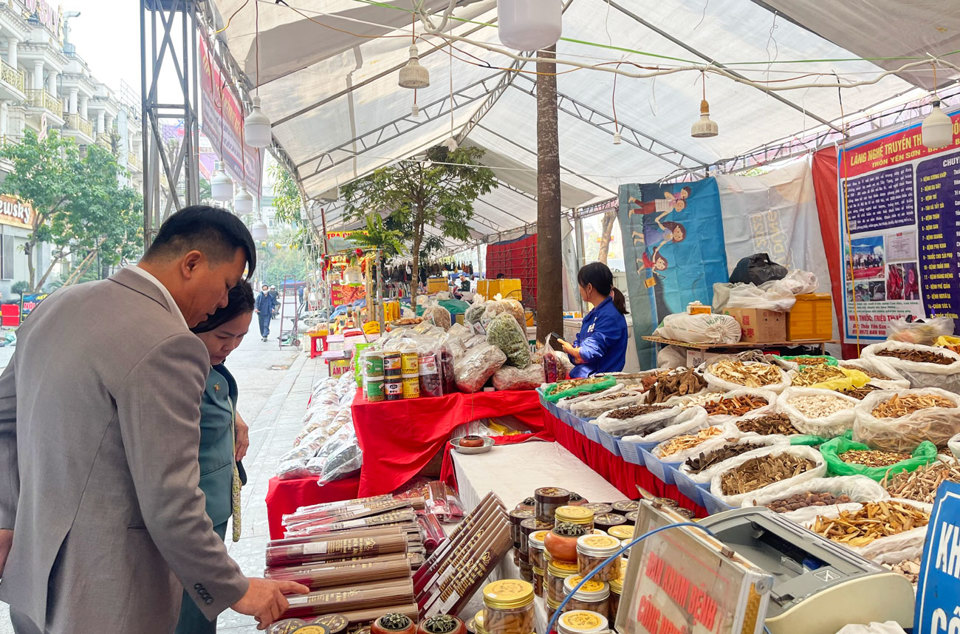 &Ocirc;ng Ph&ugrave;ng Văn Qu&acirc;n&nbsp;ở l&agrave;ng nghề thuốc nam Y&ecirc;n Sơn, giới thiệu về sản phẩm hương v&agrave; thảo dược.