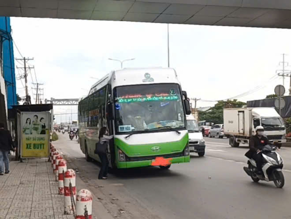 Xe kh&aacute;ch ngang nhi&ecirc;n đ&oacute;n trả kh&aacute;ch tr&aacute;i ph&eacute;p tại gầm cầu, l&ograve;ng đường tr&ecirc;n quốc lộ 1 A, đoạn đi qua TP Hồ Ch&iacute; Minh. Ảnh Việt H&ugrave;ng