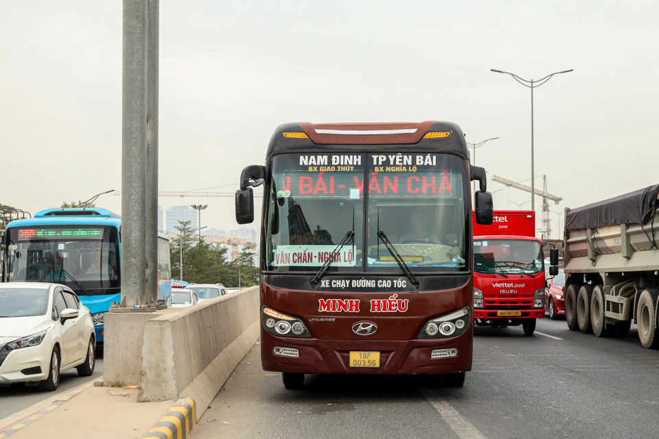 Nhiều trường hợp xe kh&aacute;ch cố t&igrave;nh vi phạm g&acirc;y mất an to&agrave;n giao th&ocirc;ng.