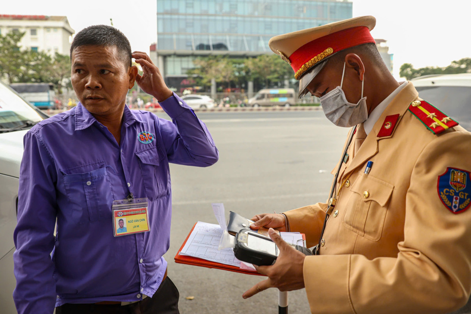 Kh&ocirc;ng &iacute;t t&agrave;i xế ngơ ng&aacute;c khi bị dừng xe.