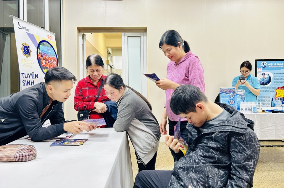 Hội chợ việc l&agrave;m ng&agrave;y 3/12 thu h&uacute;t nhiều người khuyết tật đến ứng tuyển v&agrave; t&igrave;m được việc l&agrave;m ph&ugrave; hợp với năng lực. Ảnh: Trần Oanh.