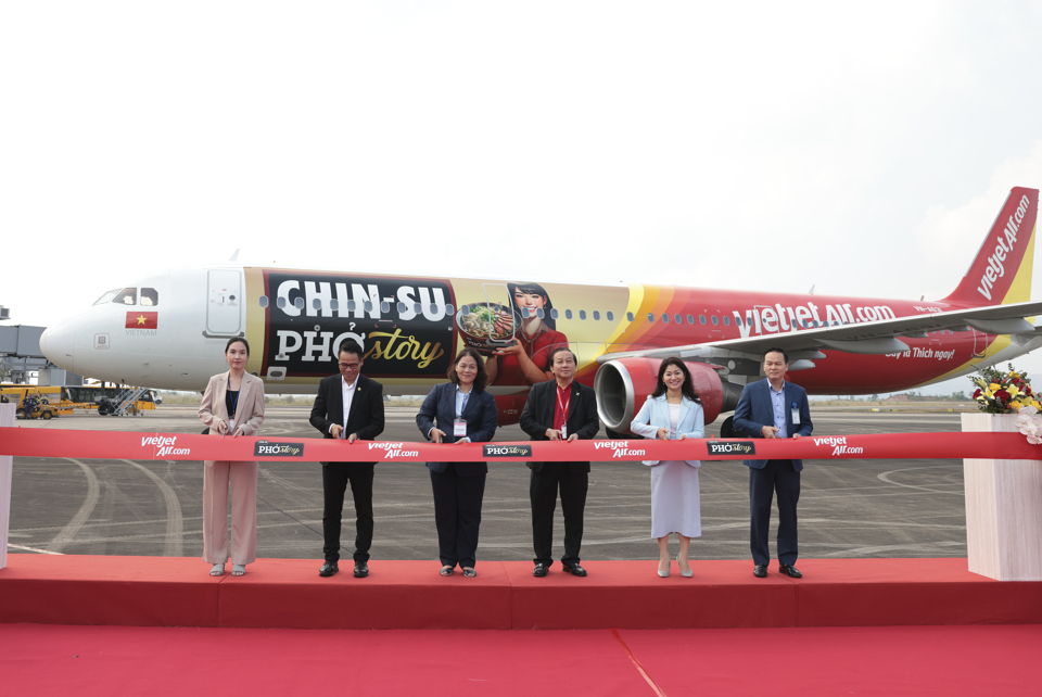 Vietjet v&agrave; Masan Consumer trao thỏa thuận hợp t&aacute;c &amp; cắt băng khai trương t&agrave;u bay tại lễ k&yacute; kết.