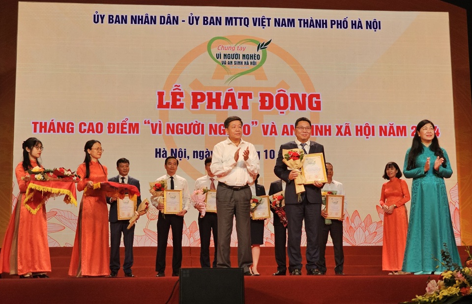 Đại diện C&ocirc;ng ty Thi&ecirc;n &Yacute; trao ủng hộ 1 tỷ đồng v&agrave;o Quỹ V&igrave; người ngh&egrave;o th&ocirc;ng qua th&ocirc;ng qua Ủy ban Mặt trận Tổ quốc Việt Nam TP H&agrave; Nội