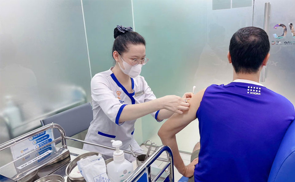 Người d&acirc;n ti&ecirc;m&nbsp;vaccine ph&ograve;ng chống sốt xuất huyết.