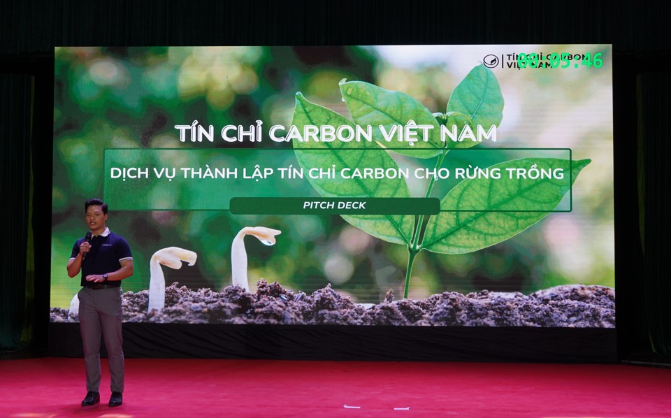 Đại diện Dự &aacute;n T&iacute;n chỉ carbon Việt Nam tr&igrave;nh b&agrave;y tại cuộc thi. Ảnh: Việt Anh