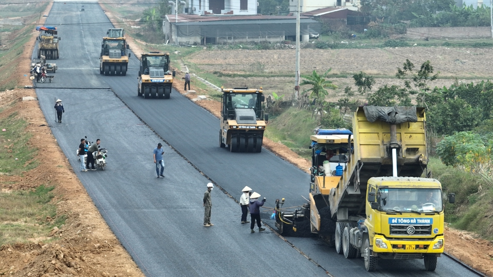 &Aacute;p dụng m&ocirc; h&igrave;nh th&ocirc;ng tin c&ocirc;ng tr&igrave;nh (BIM) trong c&ocirc;ng tr&igrave;nh hạ tầng kỹ thuật l&agrave; cần thiết. Trong ảnh: thi c&ocirc;ng dự &aacute;n đường giao th&ocirc;ng tr&ecirc;n địa b&agrave;n huyện M&ecirc; Linh, H&agrave; Nội. Ảnh: Phạm H&ugrave;ng