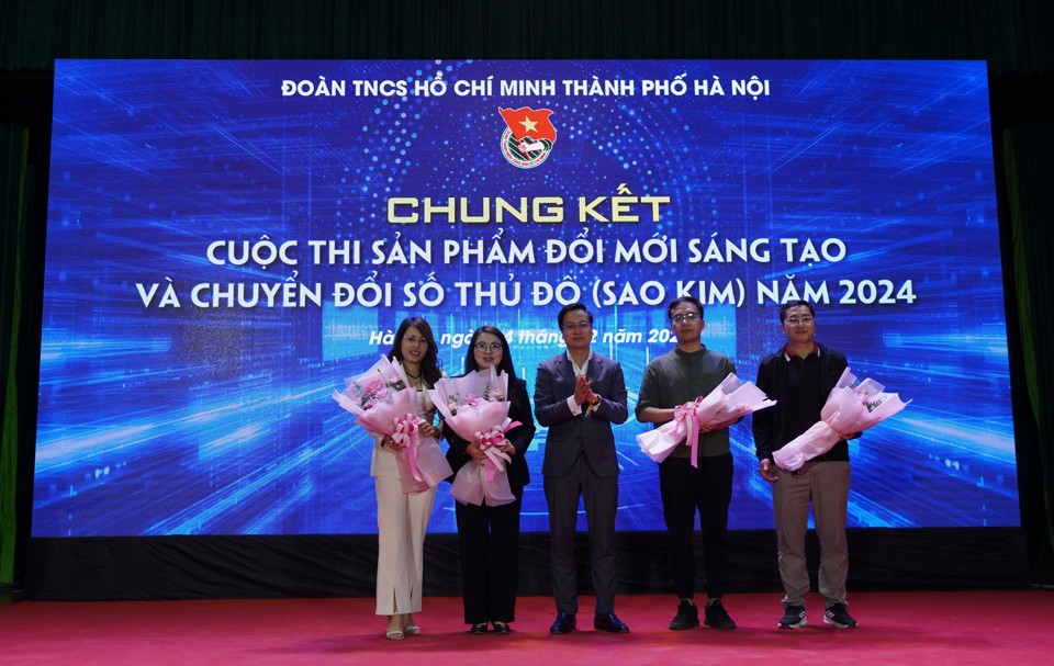 Ph&oacute; B&iacute; thư Th&agrave;nh đo&agrave;n H&agrave; Nội Trần Quang Hưng (giữa) c&ugrave;ng ban gi&aacute;m khảo chung kết&nbsp;Cuộc thi sản phẩm đổi mới s&aacute;ng tạo v&agrave; chuyển đổi số Thủ đ&ocirc; - Sao Kim 2024. Ảnh: Việt Anh