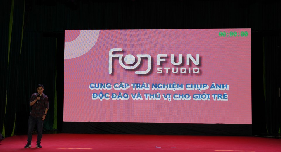 Đại diện For Fun Studio tr&igrave;nh b&agrave;y tại cuộc thi. Ảnh: Việt Anh