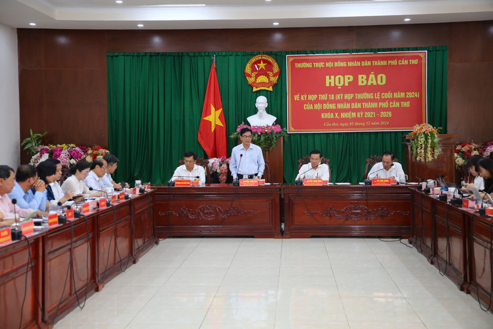 Quang cảnh họp b&aacute;o.