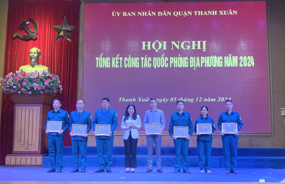 L&atilde;nh đạo quận Thanh Xu&acirc;n khen thưởng c&aacute;c tập thể, c&aacute;&nbsp; nh&acirc;n c&oacute; nhiều đ&oacute;ng g&oacute;p t&iacute;ch cực cho c&ocirc;ng t&aacute;c quốc ph&ograve;ng địa phương năm 2024