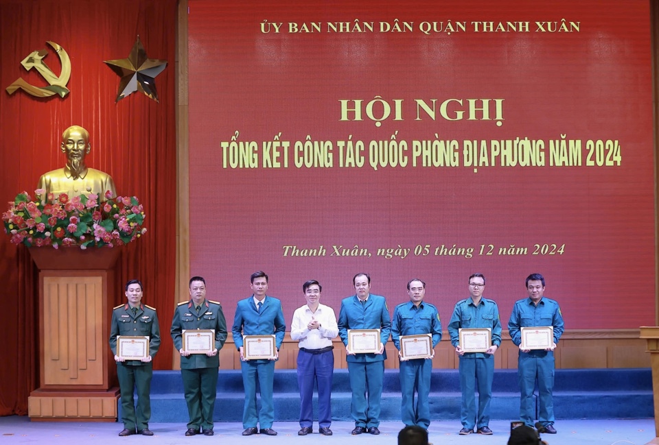 Quận Thanh Xuân tổng kết công tác quốc phòng địa phương năm 2024 - Ảnh 1