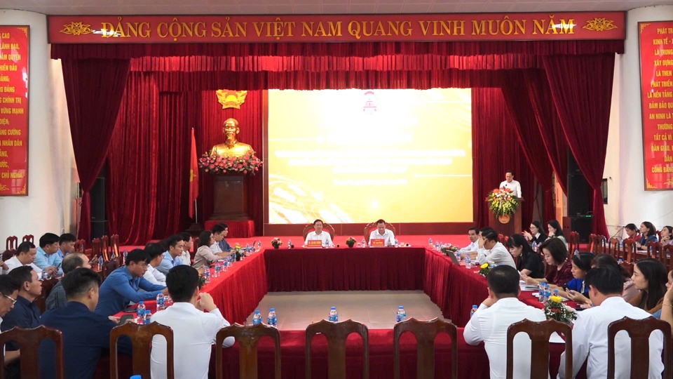 Quang cảnh tọa đ&agrave;m&nbsp;