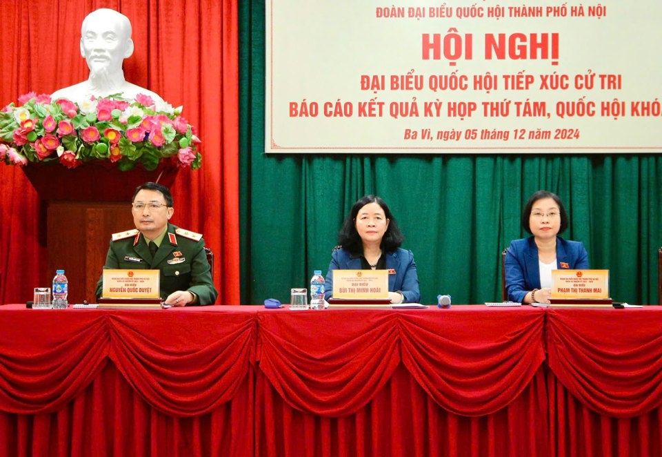 B&iacute; thư Th&agrave;nh ủy B&ugrave;i Thị Minh Ho&agrave;i v&agrave; c&aacute;c đại biểu Quốc hội thuộc Đại đại biểu Quốc hội TP H&agrave; Nội tiếp x&uacute;c cử tri huyện Ba V&igrave;