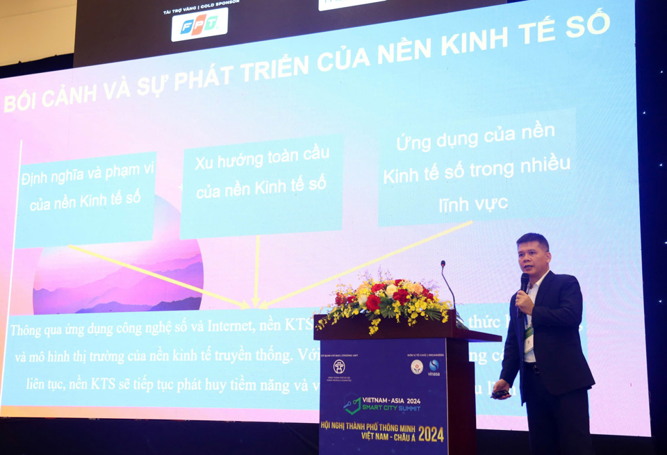 Ông Phạm Minh Hoàn - Đại học Kinh tế Quốc dân trao đổi tại  Hội nghị Thành phố thông minh Việt Nam - châu Á 2024. Ảnh: Phạm Hùng.