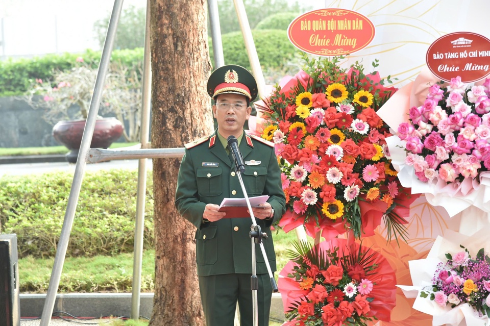 Thiếu tướng Đinh Quốc H&ugrave;ng - B&iacute; thư Đảng ủy Đo&agrave;n 969, Ch&iacute;nh ủy Bộ Tư lệnh Bảo vệ Lăng Chủ tịch Hồ Ch&iacute; Minh ph&aacute;t biểu khai mạc triển l&atilde;m. Ảnh: Vũ Phong