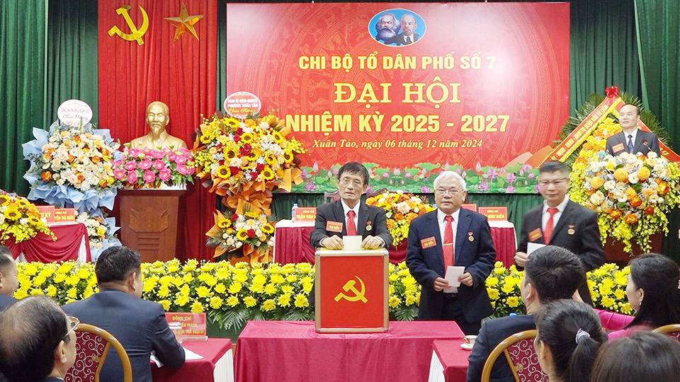 C&aacute;c đại biểu Đo&agrave;n Chủ tịch bỏ phiếu bầu Ban Chi ủy nhiệm kỳ 2022 &ndash; 2025.