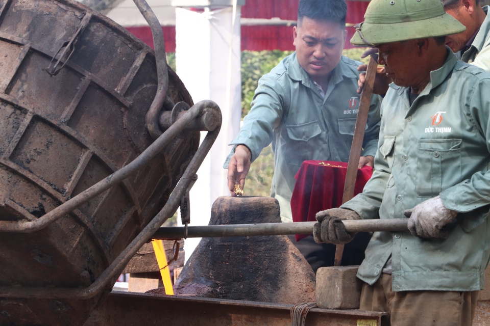 Lễ đ&uacute;c chu&ocirc;ng tại đền Trung.