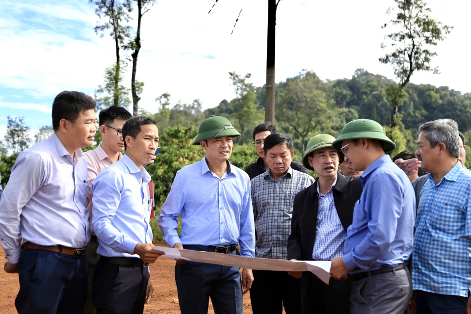 Ph&oacute; Chủ tịch UBND tỉnh Đắk N&ocirc;ng y&ecirc;u cầu huyện Đắk R'lấp tăng cường c&ocirc;ng t&aacute;c tuy&ecirc;n truyền, vận động để người d&acirc;n b&agrave;n giao mặt bằng, phục vụ thi c&ocirc;ng c&aacute;c dự &aacute;n giao th&ocirc;ng quan trọng tại địa phương