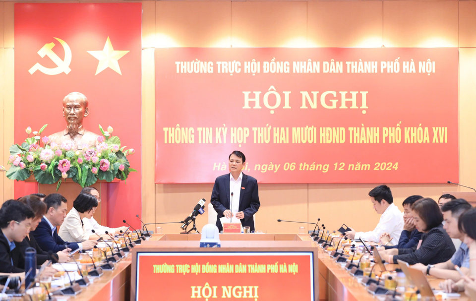 Ph&oacute; Chủ tịch HĐND TP&nbsp;Phạm Qu&iacute; Ti&ecirc;n ph&aacute;t biểu tại cuộc họp