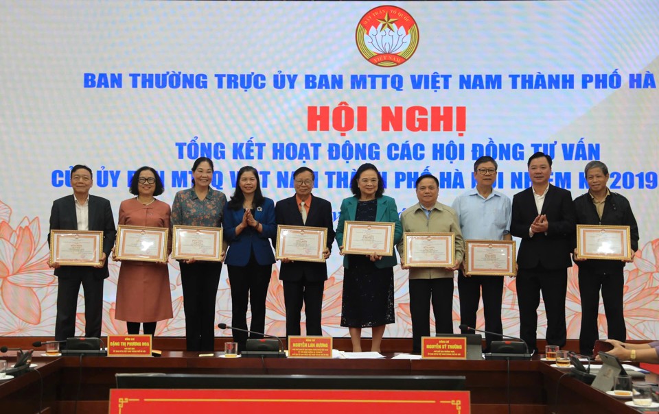 Ph&oacute; Chủ tịch Thường trực Ủy&nbsp;ban Mặt trận Tổ quốc Việt Nam TP H&agrave; Nội Nguyễn Sỹ Trường, Ph&oacute; Chủ tịch Ủy&nbsp;ban Mặt trận Tổ quốc Việt Nam TP H&agrave; Nội Đặng Thị Phương Hoa trao Bằng khen&nbsp;cho c&aacute;c th&agrave;nh vi&ecirc;n c&aacute;c HĐTV