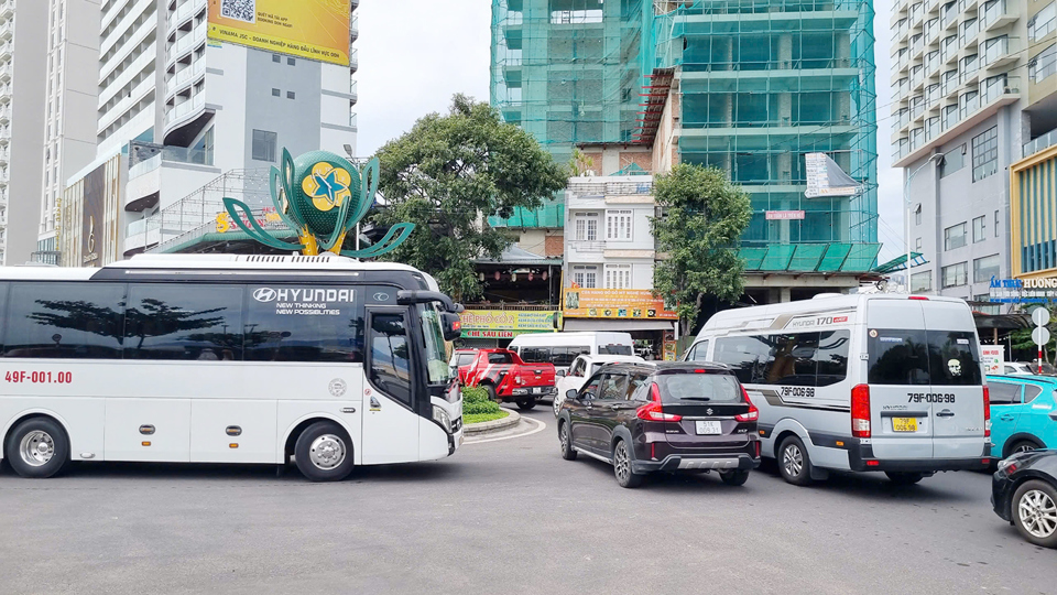 Hạ tầng giao th&ocirc;ng tại TP Nha Trang chưa đ&aacute;p ứng kịp với sự ph&aacute;t triển nhanh của ng&agrave;nh du lịch. Ảnh: Trung Nh&acirc;n.