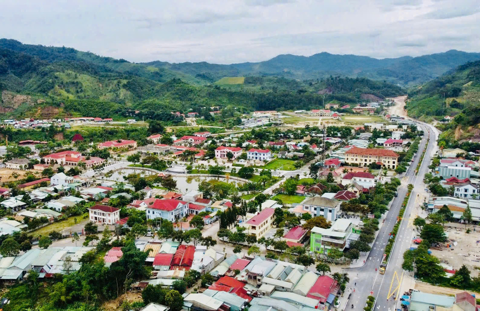 L&agrave; trung t&acirc;m h&agrave;nh ch&iacute;nh của huyện T&acirc;y Giang, thị trấn Ati&ecirc;ng sẽ c&oacute; nhiều cơ hội ph&aacute;t triển trong thời gian đến.