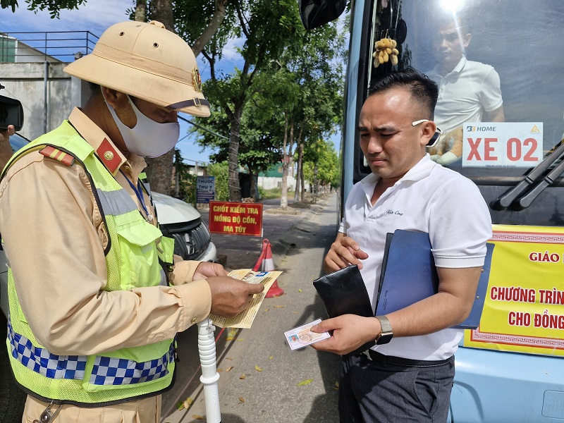 Lực lượng Cảnh s&aacute;t giao th&ocirc;ng, C&ocirc;ng an H&agrave; Tĩnh tăng cường tuần tra, kiểm so&aacute;t giao th&ocirc;ng, nhất l&agrave; dịp cao điểm cuối năm v&agrave; Tết Nguy&ecirc;n đ&aacute;n Ất Tỵ